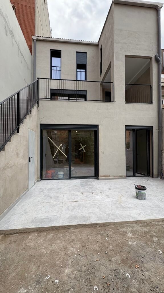 Vivienda dividida en dos por Grupo RUF 93