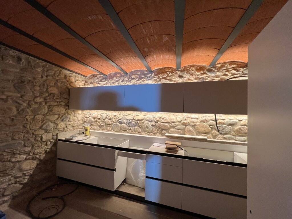 Cocina reformada bajo las vigas originales por Grupo RUF 93