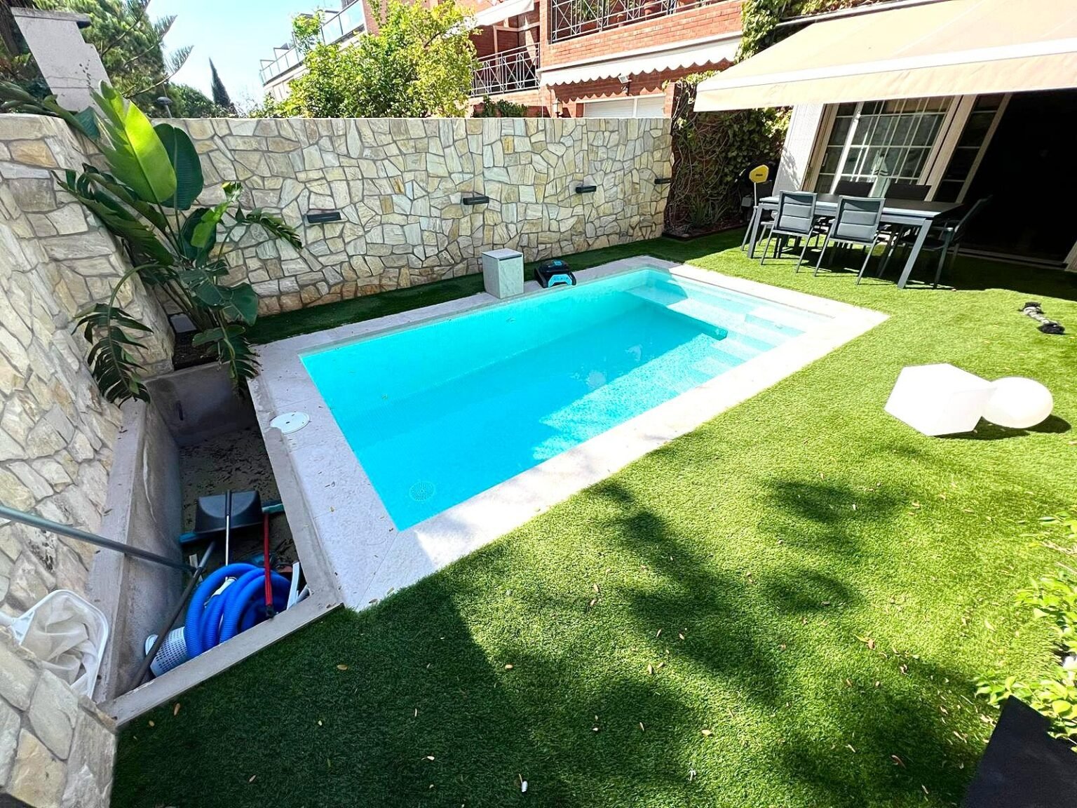 Patio con piscina y c&eacute;sped terminado