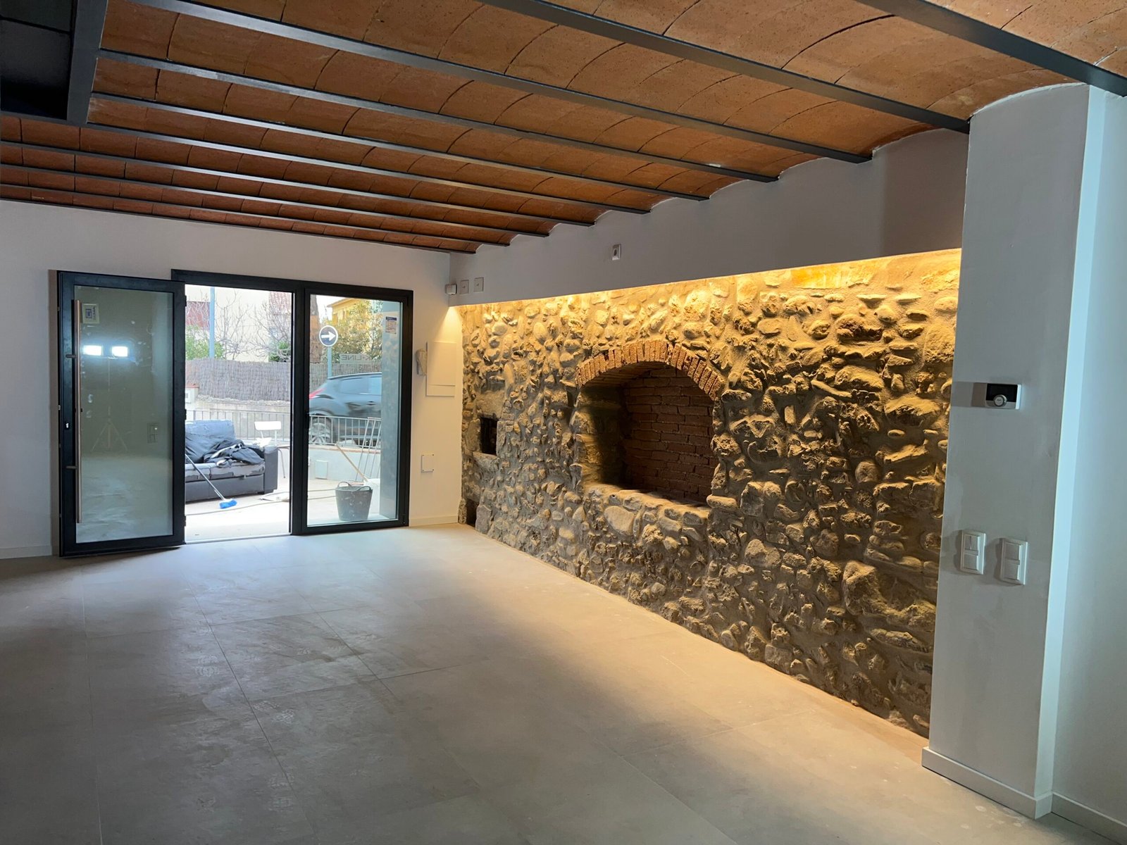 Interior de la mas&iacute;a con vigas de madera
