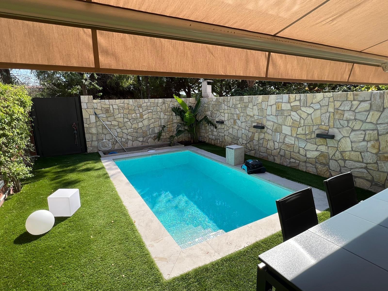 La piscina desde la zona de estar