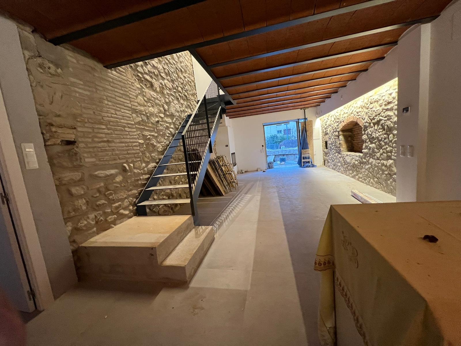 Escalera junto al muro de piedra